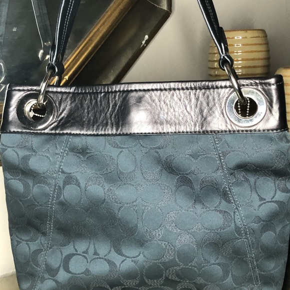 Coach shoulder bag. - Picture 3 of 5